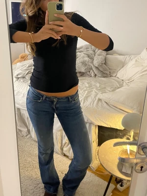 Lågmidjade jeans - Super fina jeans från Only, men med lite slitningar ner till🥺💕Storlek S/34 och passar mig perfekt som är 170cm