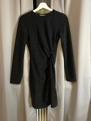 Svart glittrig klänning från H&M - Helt ny glittrg klänning från HM. Aldrig användt och i storlek S.