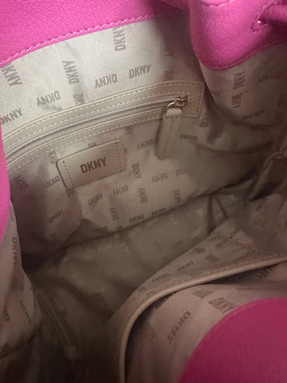 Rosa bucket bag från DKNY - 1