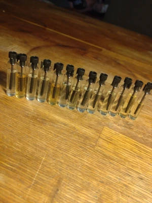 ESSNCE parfymprover - Säljer ett set med 13 parfymprover, flaskorna innehåller olika mängd men räcker för att prova dofterna. Sorterna som finns är: Hotter Mimosa, Absolut vanilla, Keep it Fruity, Eau de caramel, I am vanilla, Rose rose, Drunk Apple Pie, Perenne amore, Warm n spicy, Cherrylicious, Black velvet, Bacco le doux, irresistible Enigma. Säljer helst alla tillsammans.