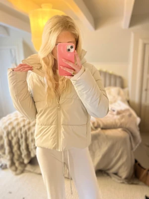 Beige pufferjacka från ZARA - Snygg beige vinterjacka från ZARA