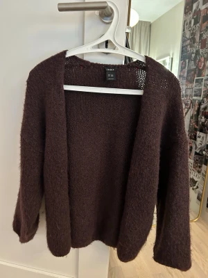 Vinröd kofta  - Säljer min vinröda kofta från Lindex!! 💞 inga defekter!! Skriv vid frågor 💞