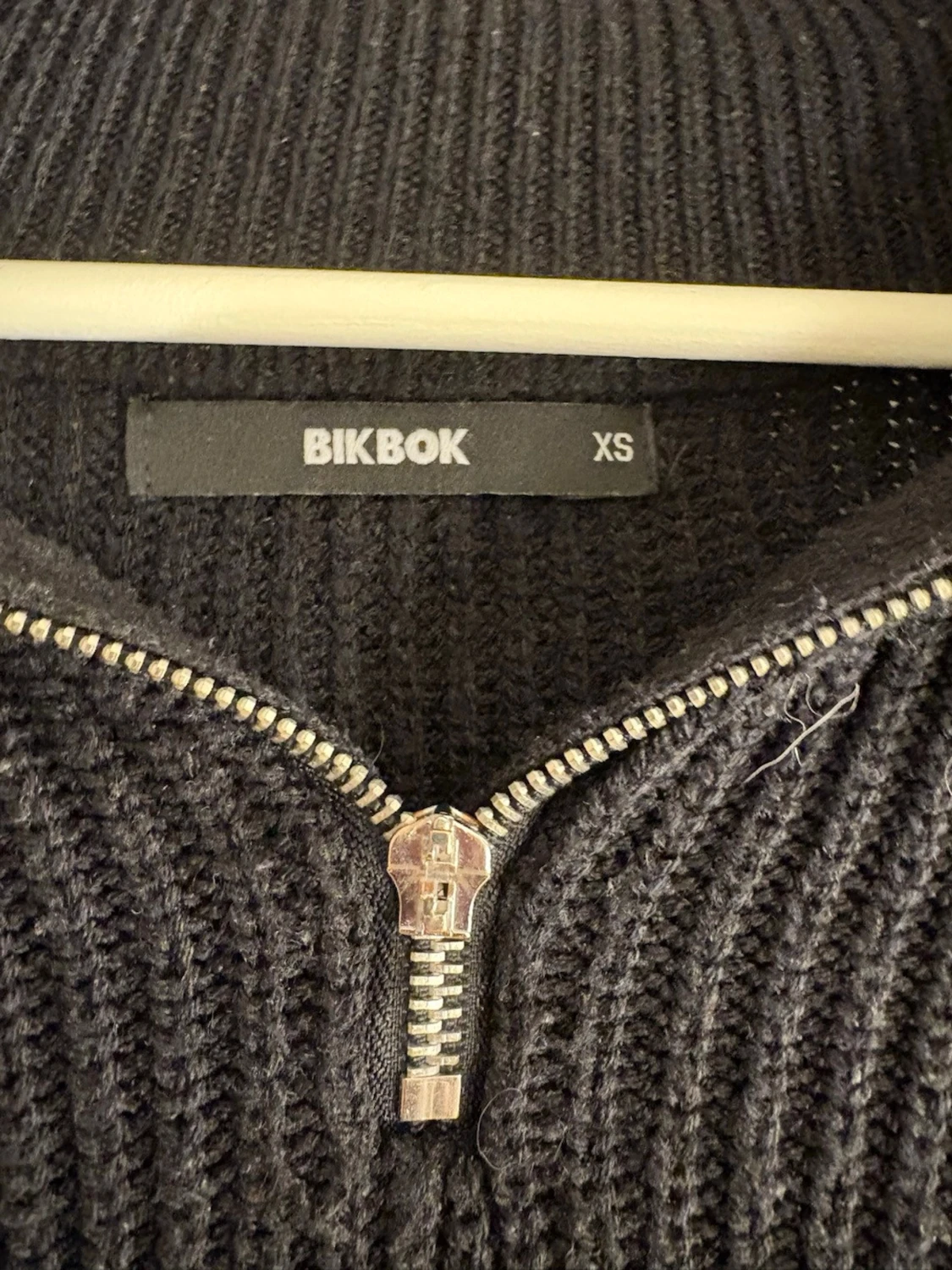 Svart stickad tröja med dragkedja BikBok - 1