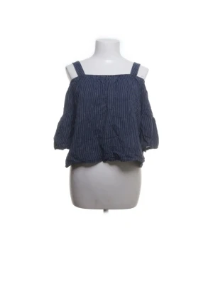 Blå randig offshoulder topp - Trendig blå offshoulder topp med smala vita ränder och breda axelband. Toppen har en lös passform och trekvartsärmar, perfekt för en avslappnad och cool stil.