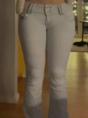 Ljusblå bootcut jeans med hög midja - Säljer dom här väldigt ljusa jeansen i size m❤️ köpta för 399kr 