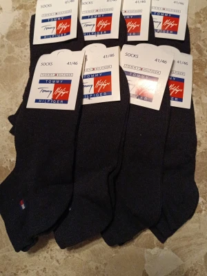 Nya Tommy Hilfiger strumpor - Mycket fina strumpor som är jättesköna. Nya med etikett. Prislista följer nedan. Meddela mig vid hur många par ni vill ha.        1 par: 34 kr. 2 par:64 kr. 3 par: 96 kr 4 par: 124 kr  5 par: 150 kr  6 par: 176 kr. 7 par: 200 kr. 8 par: 222 kr