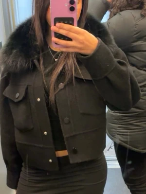 Kappa  - Säljer denna fina kappa med päls från fur Stockholm. Liknar den trendiga meotine kappan. 