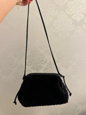 Beck Söndergaard väska - Super fin väska i ett snyggt mönster/material. Det är ej magnet. Den lite smutsig på insidan men borde gå bort. Kan finnas hundhår på väskan!🤍