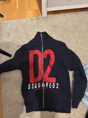 Svart tröja från dsquared2  - Snygg svart ziptröja från Dsquared2 som jag köpte i london något år sedan. Den är väl använd men fortfarande i väldigt bra skick. Säljer den eftersom den inte passar mig längre