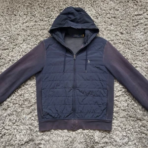 Ralph lauren cardigan - Säljer denna riktigt feta Ralph lauren cardiganen!⭐️Storlek M / NYPRIS 3000kr!🤝Skick : 9/10!🙌Hör gärna av er om ni har funderingar!👍