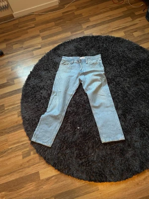 Jack and Jones relaxed ljusblå raka jeans - Klassiska ljusblå Jack and jones jeans med rak passform(relaxed) och femficksmodell. Jeansen har normal midja och är tillverkade i slitstarkt bomullsdenim. Perfekta för en avslappnad och tidlös stil. Med storleken 31/30, priset kan diskuteras vid snabb affär