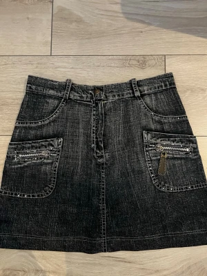 Vintage svart jeanskjol med bakfickor - Cool svart jeanskjol med detaljer och två stora bakfickor. Sydda upp så att den skulle vara lite kortare. Passar både 34 och 36. Aldrig använd💗