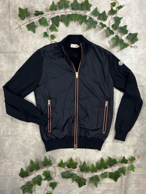 Moncler Maglia Tricot Cardigan – Navy – Barn XL (motsv. S) - "|Färg: Navy/mörkblå | Modell: Maglia Tricot Cardigan Zip, lätt jacka | Storlek: Barn XL (motsv. S), smal/normal passform | Skick: Grade A, 9/10 | Hör av dig ifall du har funderingar!"