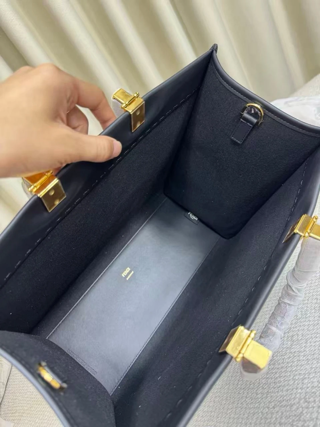 Svart handväska med logga - 6