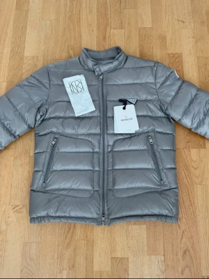 Moncler acorus - Säljer en snygg Moncler jacka i modellen acorus. Kvitto finns som ni ser! Storlek 2 vilket motsvarar M men passar även S. Skriv ifall ni har nån mer fråga!