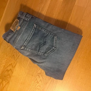 Replay Jeans - Klassiska blå Replay jeans med rak passform, bra skick men lite slitna nere vid benet, inget man ser tydligt. Passar 12-13 åringar.