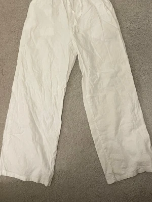 vita linnebyxor - säljer ett par vita linnebyxor från gina, de är i strl 134/140! de har en liten fläck längst när vid benet, den är inte så stor det ser man på bilden❣️❣️❣️