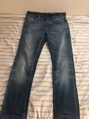Nudie jeans selvedge  - Hejjj och välkomna till Bl säljer nu ett par nudie jeans selvedge i mycket bra skick inga större defekter modell:grim Tim storlek 30/32 kom med frågor mvh bl