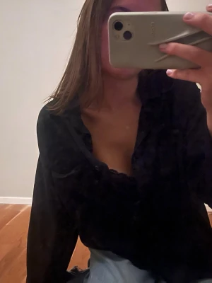 Svart skjorta  - svart skjorta 