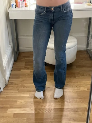 Blå bootcut jeans från Levi's - Snygga blå jeans från Levi's med klassisk bootcut passform och femficksmodell. Jeansen har en mellanblå tvätt.37 cm tvärs över midjan och 78 cm i innerbenslängd, säljer då dom börjar bli för små💕💕