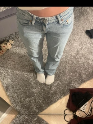 Ljusblå raka jeans från Weekday - Säljer dessa fina blåa jeans då dem inte används längre