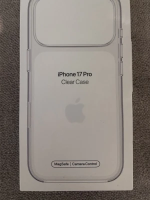 iPhone 17 Pro Clear Case MagSafe - Snyggt genomskinligt skal till iPhone 17 Pro från Apple. Skalets transparenta design visar upp telefonens färg och har stöd för MagSafe samt kamera-kontroll. Perfekt för dig som vill skydda mobilen utan att dölja dess utseende. Aldrig använd