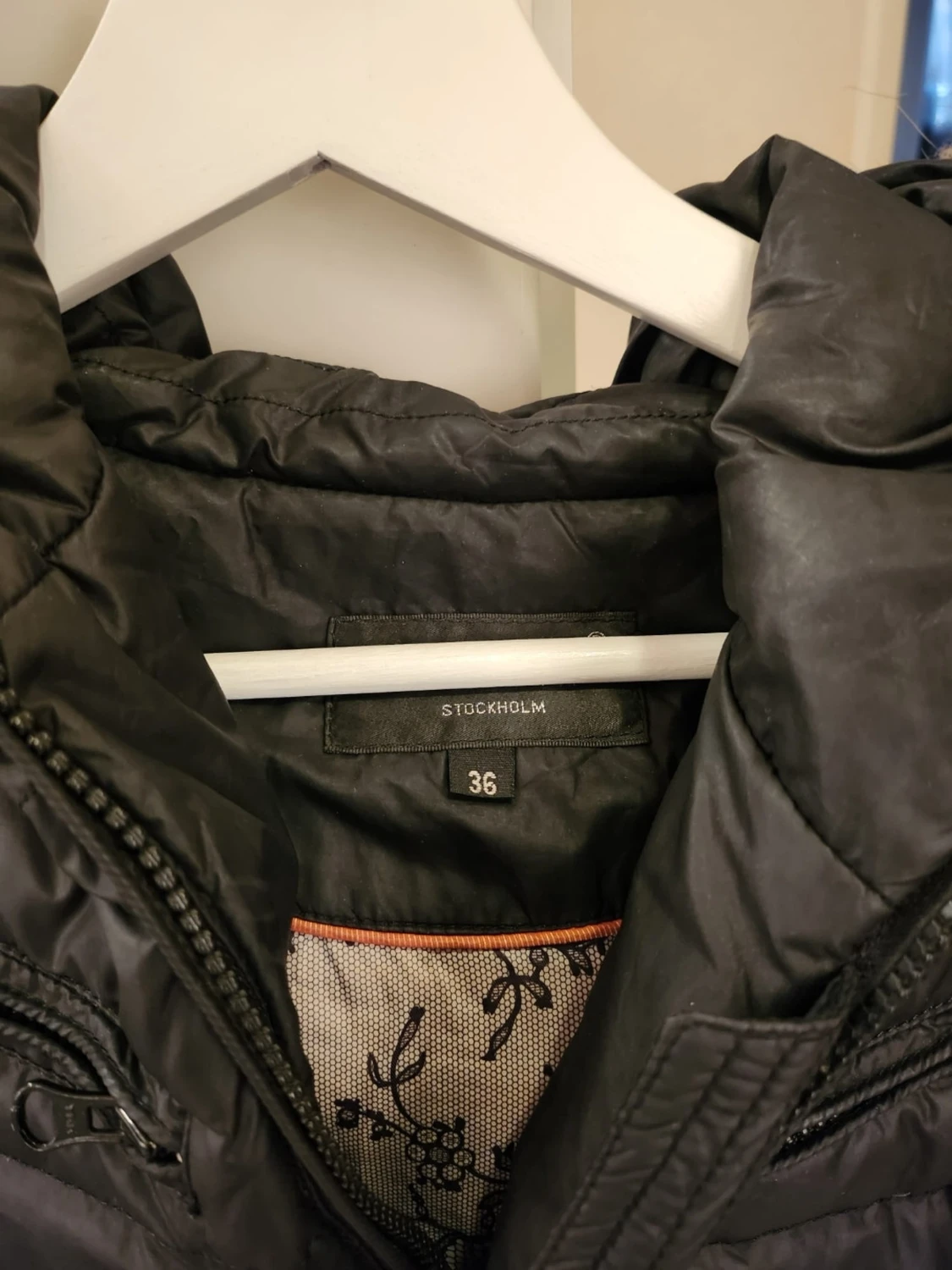 Svart dunjacka med fuskpäls och bälte - 3