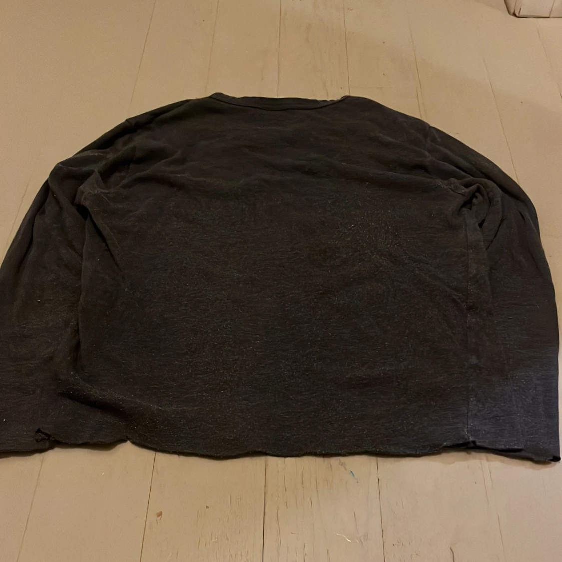 Mörkgrå croppad tröja från Divided - 3