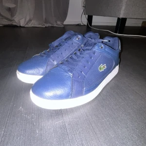 Blå sneakers från Lacoste - Använt ett par gånger och är i bra skick.