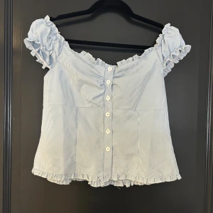 Blå sommarblus - Säljer denna fina blus som är köpt här på Plick, inga tecken på användning och har ingen lapp så vet tyvärr inte märket💕