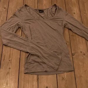 Beige långärmad tröja Gina Tricot - En enkel och stilren beige långärmad tröja från Gina Tricot i storlek XXS. Tröjan har en rundad halsringning och är gjord i mjuk bomull, perfekt för att bygga lager eller bära som den är. Passformen är normal och materialet känns skönt mot huden.