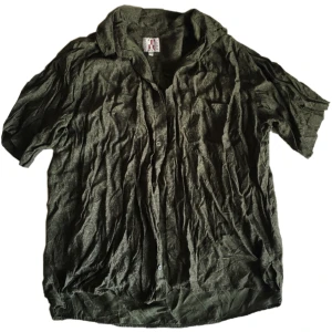 Vintage mönstrad olivgrön skjorta/ blus - Kortärmad mönstrad blus/skjorta