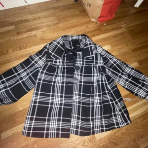 Trekvartsärmad jacka - Rutig jacka med trekvartsärmar, översta knappen saknas!!