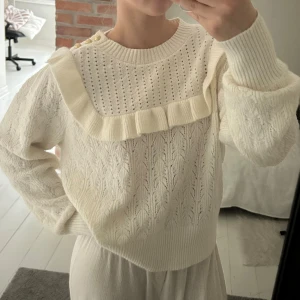 Stickad tröja  - Stickad tröja från Holly Whyte, aldrig använd, prislapp kvar, nypris 599kr. Storlek L men är liten i storleken, passar mig som vanligtvis brukar ha S/M i tröjor