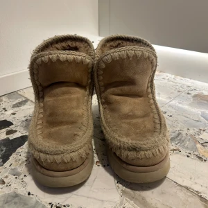 Beiga skor från Mou  - Säljer ett par beiga skor från Mou, med ljus stickning längs sidorna, model eskimo 15💗i bra skick men använda/lite slitna, köpte för 2500💗