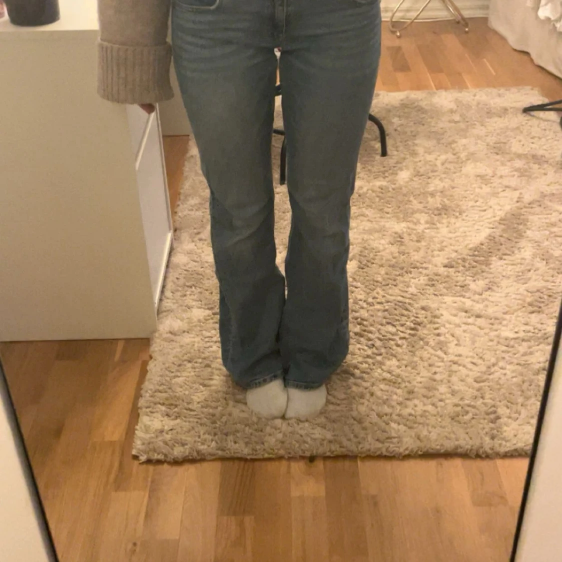 Blå bootcut jeans med fickdetaljer
