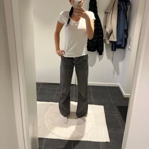 Gråa bootcut jeans med raka ben - Säljer ett par gråa jeans med bootcut och raka ben. Jeansen har klassisk femficksdesign, låg midja. Perfekta för dig som gillar en avslappnad och trendig look. Dem är knappt använda💞