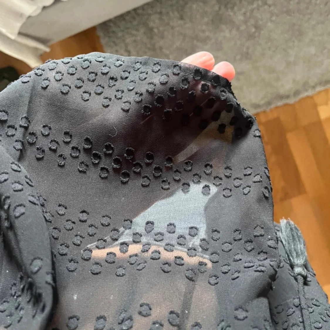 Svart ärmlös blus med prickigt mönster - 3