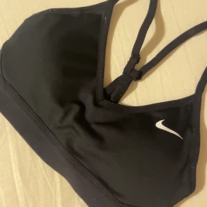Svart sporttopp - Svart sporttopp från Nike med smala korsande band på ryggen💗