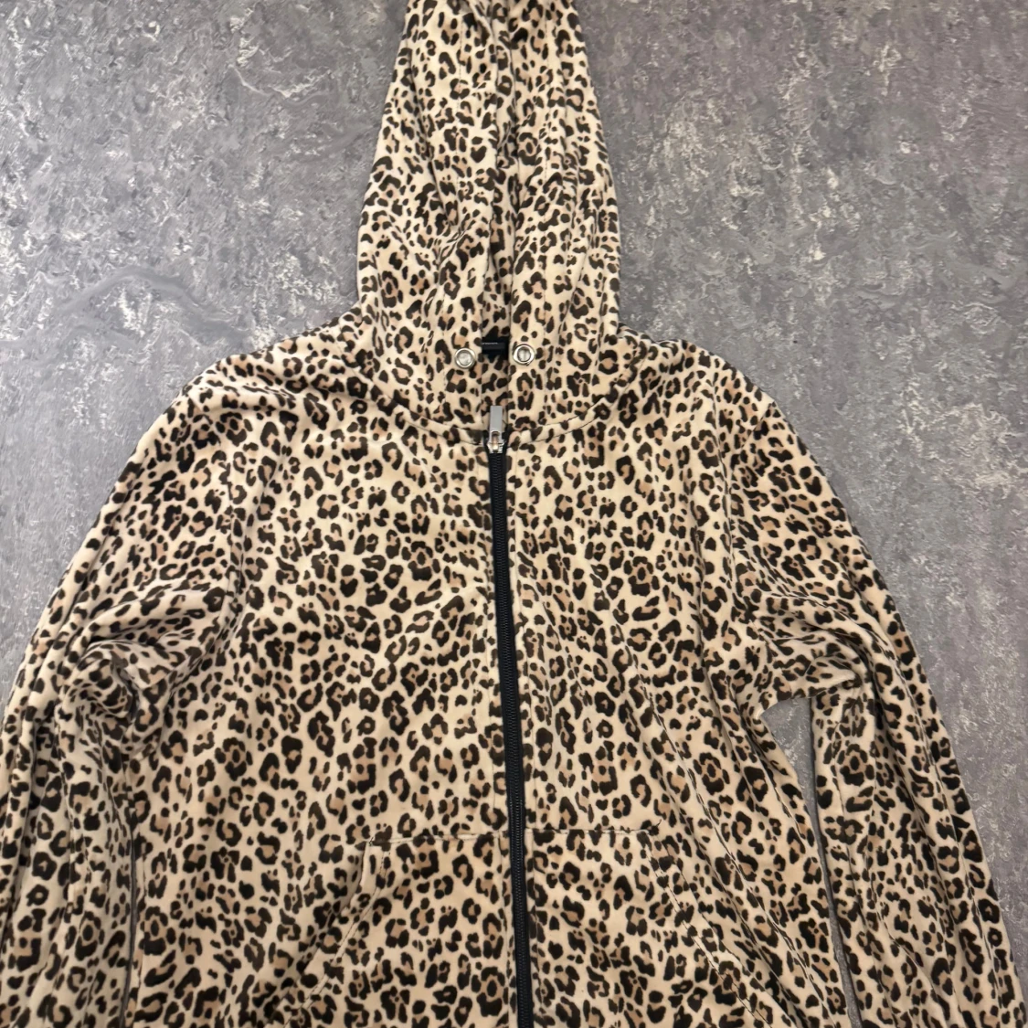 Leopardmönstrad teddyjacka med huva