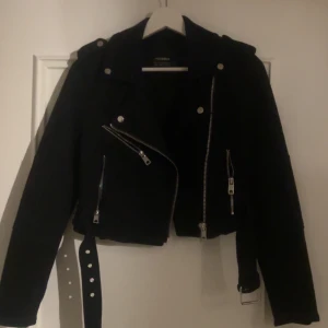 Svart jacka i (fusk mocka) - Svart jacka i ”fusk” mocka med fungerande fickor storlek S 