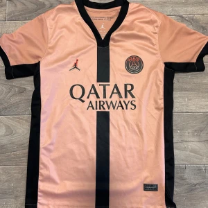 PSG x Jordan och Barcelona - Två fotbolls tröjor Psg och Barcelona