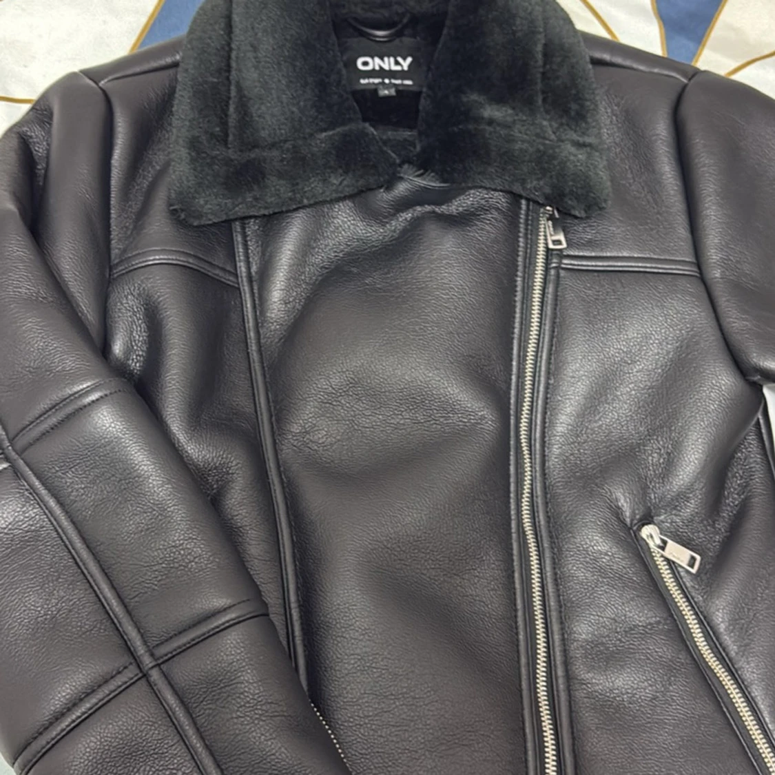 Svart teddyjacka från ONLY - 3