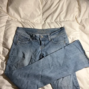 Ljusblå jeans från Streetwear Society - Lågmidjade bootcut jeans som tyvärr blivit för små, de har en defekt (se bild) men formar kroppen så braaa, står ingen storlek men skulle gissa runt 30 