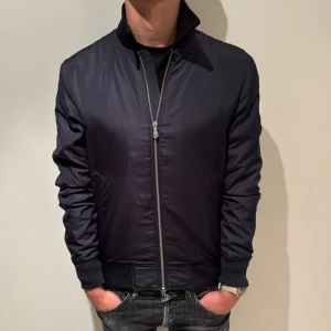 Mörkblå jacka från J.Lindeberg  - Snygg mörkblå jacka från J.Lindeberg! Helt ny med tag kvar. Storlek S. Nypris 3000kr. Vid fler frågor, skriv gärna privat // AR