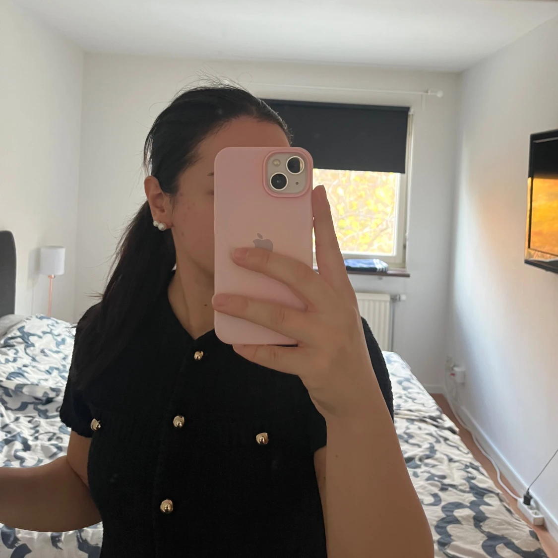 Svart stickad bolerotopp med guldfärgade knappar - 1