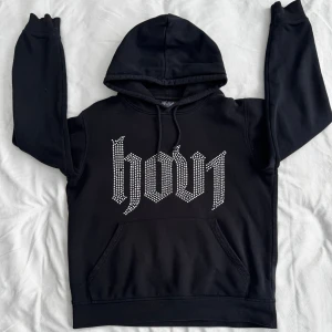 Hov1 merch hoodie - Hov1 hoodie med rhinestones, 1 diamant borta        (se bild) men syns inte jättemycket annars i gott skick, i storlek S. Fraktar inom 24h!