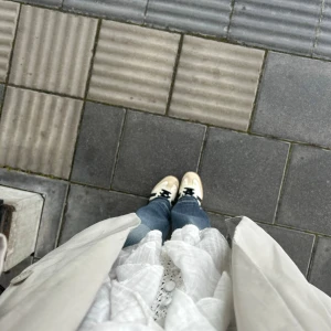 Blå bootcut jeans - Mina älsklingsjeans som tyvärr blivit för små 😭😭Lågmidjade men snyggt ”skärpliknande stil”, formar kroppen såå fint!!