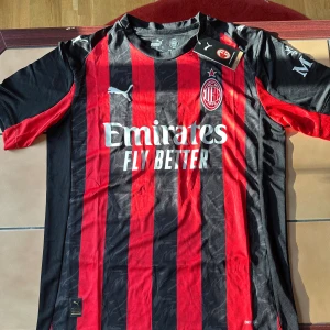 AC Milan tröja säsongen 25/26. Storlek M - Storlek M, en av de bättre designen de släppt i mitt tycke 🤷🏾‍♂️
