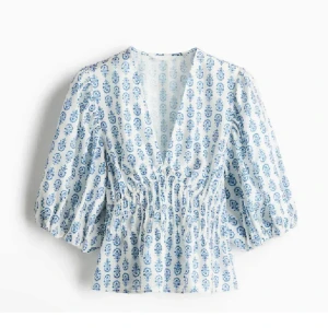 Vit och blå blus med puffärm - säljer denna superfina blusen som aldrig kommit till användning. storlek M men passar mig som vanligtvis har xs så är väldigt liten i storleken❤️